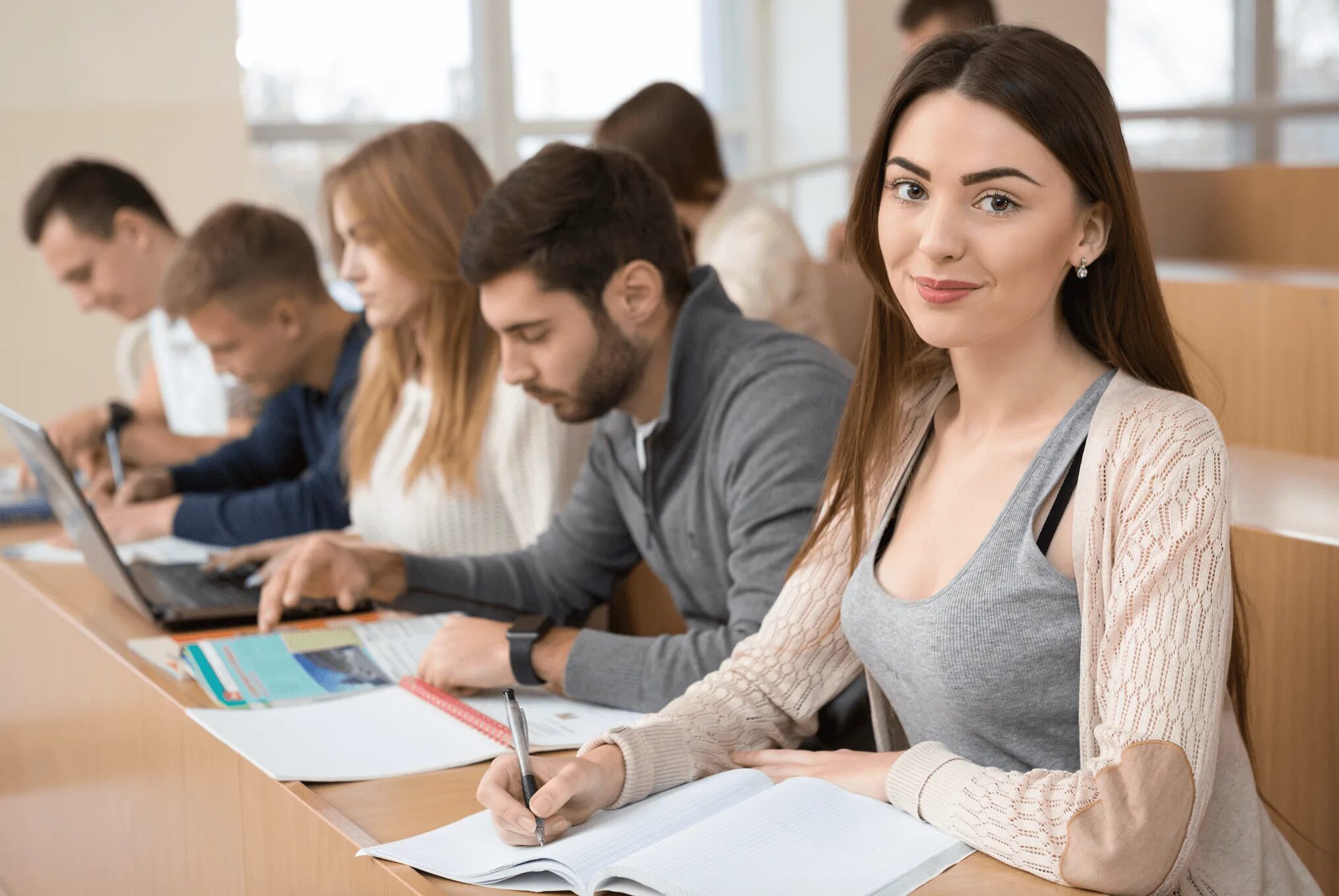 She study for her exams. Красивый студент. Студентка университета. Учащиеся студенты. Красивые студентки.