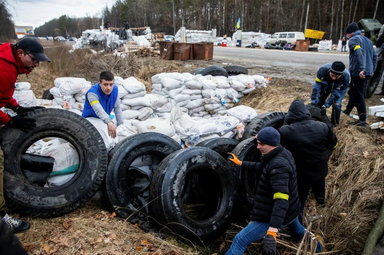 Новости украины независимые сми. Мариупольский котел 2022. Обстановка на Украине 28 02 2022. Городской блокпост. Украина 28 февраля 2022.