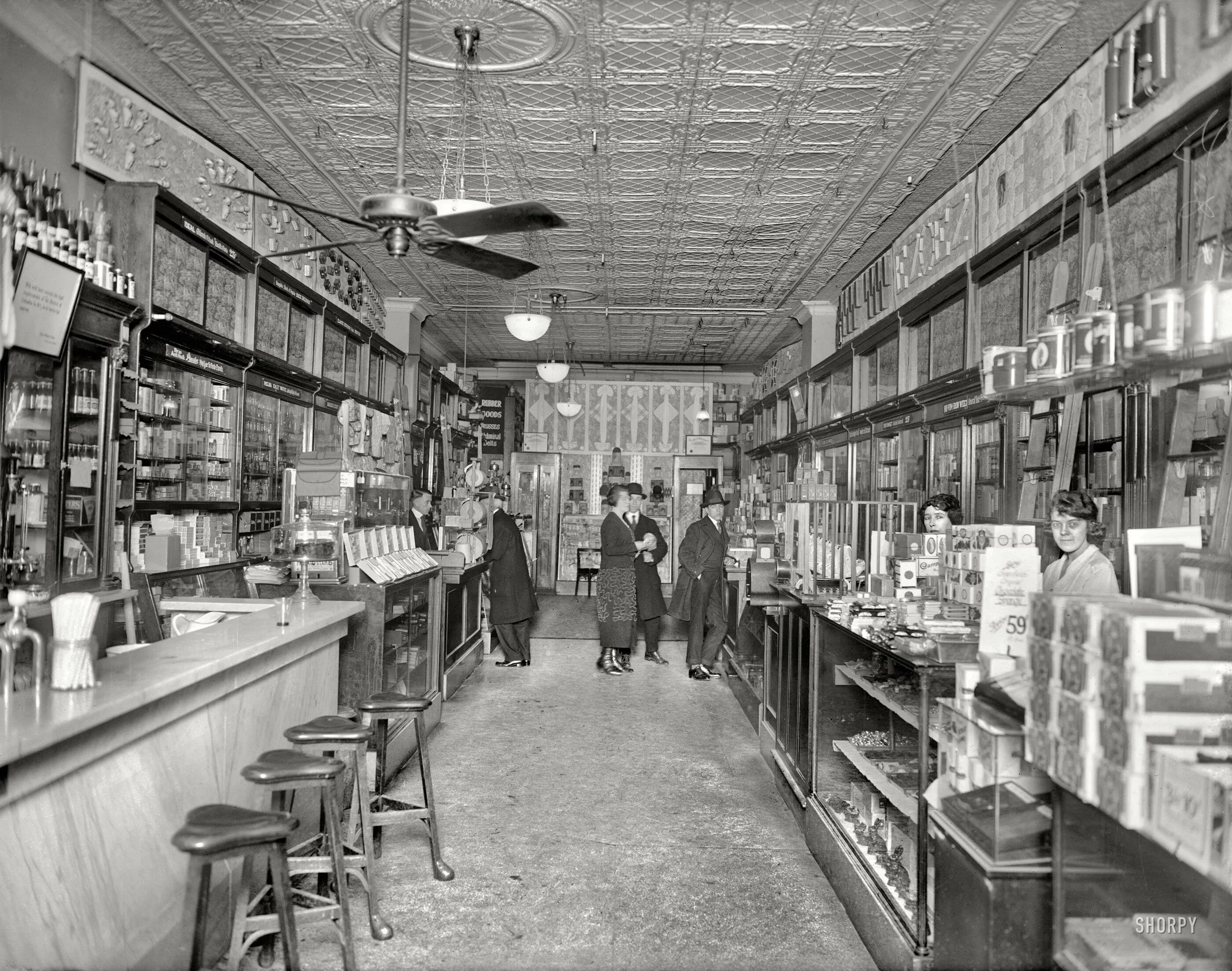 Первые магазины. Магазин в начале 20 века в Америке. Магазин 19 век Америка. Американские магазины в США 30х. Книжный магазин в Америке 60х.