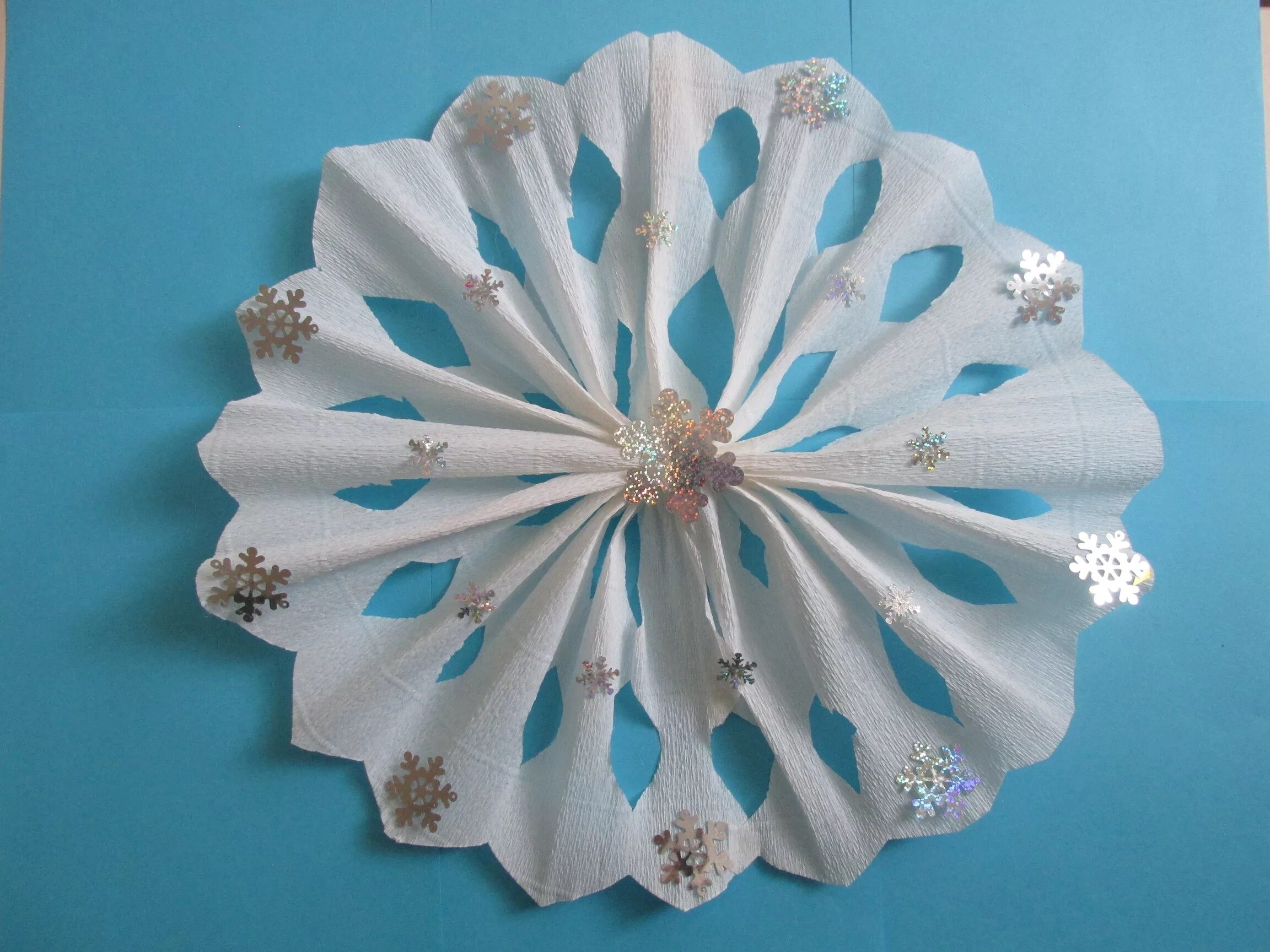 Самая оригинальная снежинка. Снежинки в детский сад. Выставка зима в детском саду. Конкурс волшебная снежинка поделки. Снежинка на конкурс в детский сад.