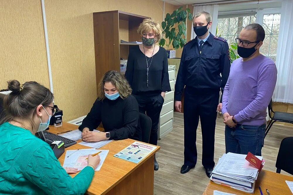 Практика в миграционной службе. Общественный проверяющий работа. Профсоюз фейсконтроль. Фото сотрудников дежурной части зеленогорск красноярский край. Молодежь на производстве.