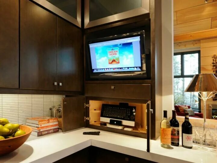 Телевизор на кухне. Встроенный телевизор в кухонный гарнитур. Телевизор встроенный в кухню. Телевизор встраиваемый в кухонный гарнитур.
