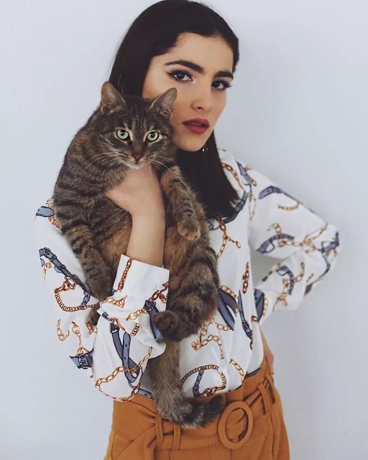 девушка кошка. красивые махачкалинские девушки. девушка кошка. девушка с кошкой на руках фото. махачкалинские девочки.