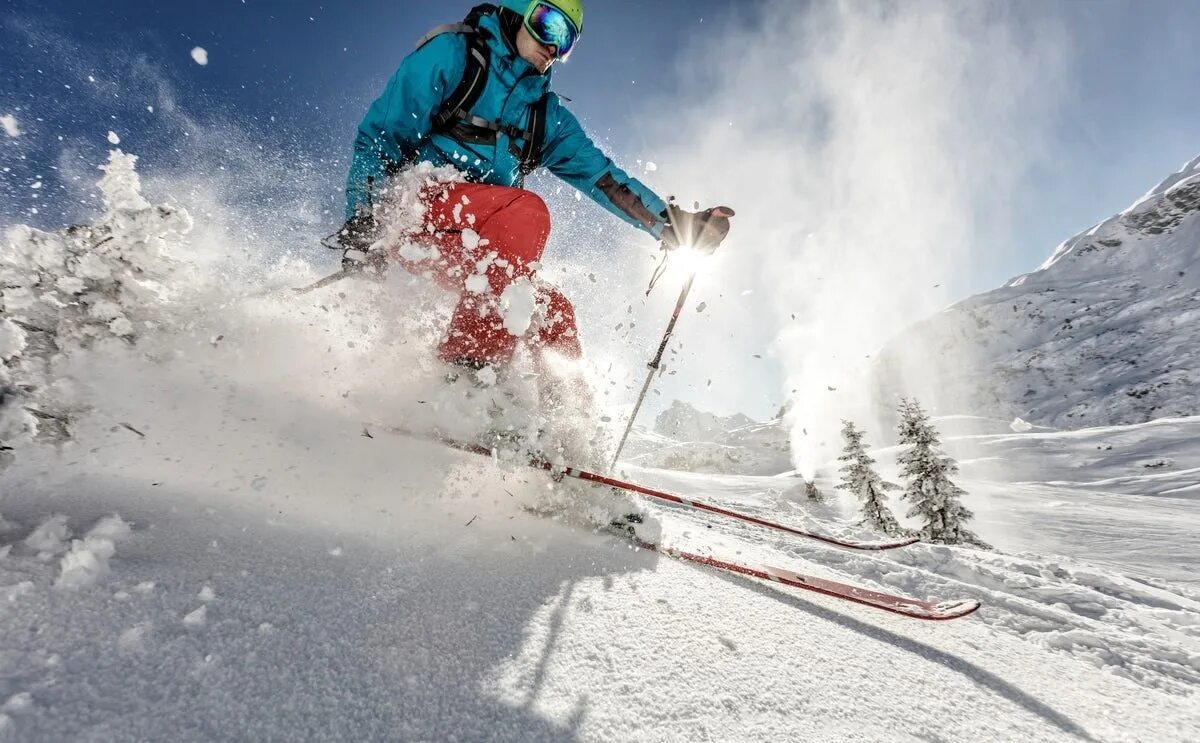 Горный лыжник. Фрирайдер ски. Фрирайд лыжи. Зимний спорт. Горы лыжи.