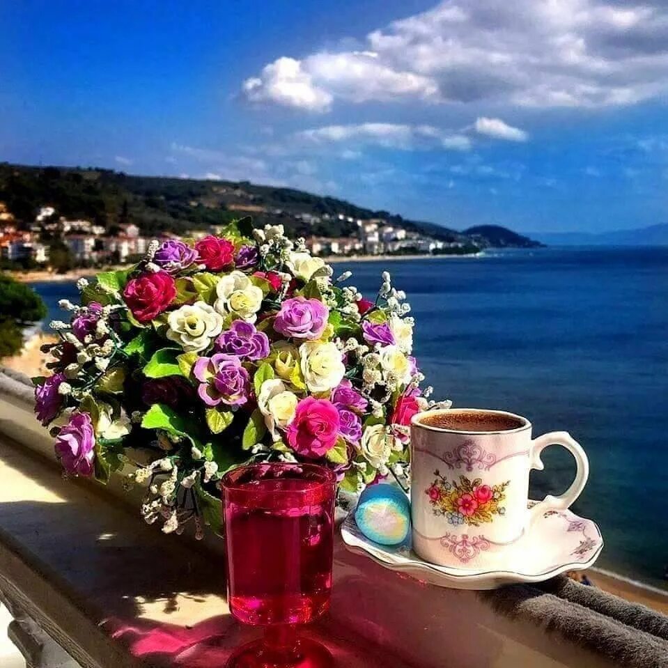 Доброе утро цветы солнце. Утро цветы. Утренний букет. Завтрак с цветами. Доброе утро море цветы.