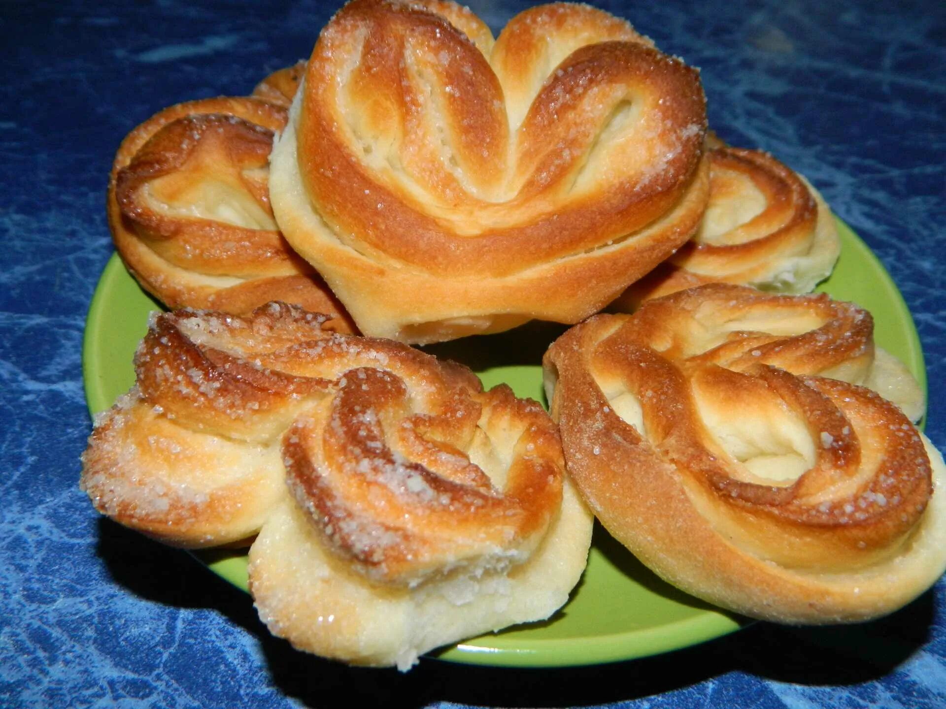 Пуховые булочки. Выпечка булочки с сахаром. Сахарные булочки. Домашние плюшки. Плюшки.