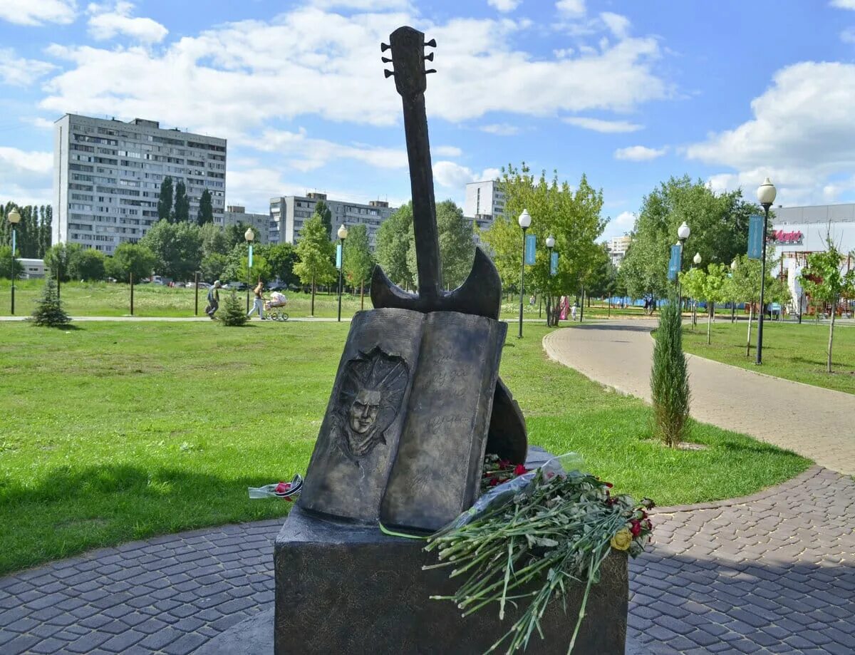 Памятник Михаилу Горшеневу в Воронеже. Памятник Горшеневу в Воронеже. Памятник Горшенёву в Воронеже. Памятник КИШ В Воронеже. Памятник горшеневу