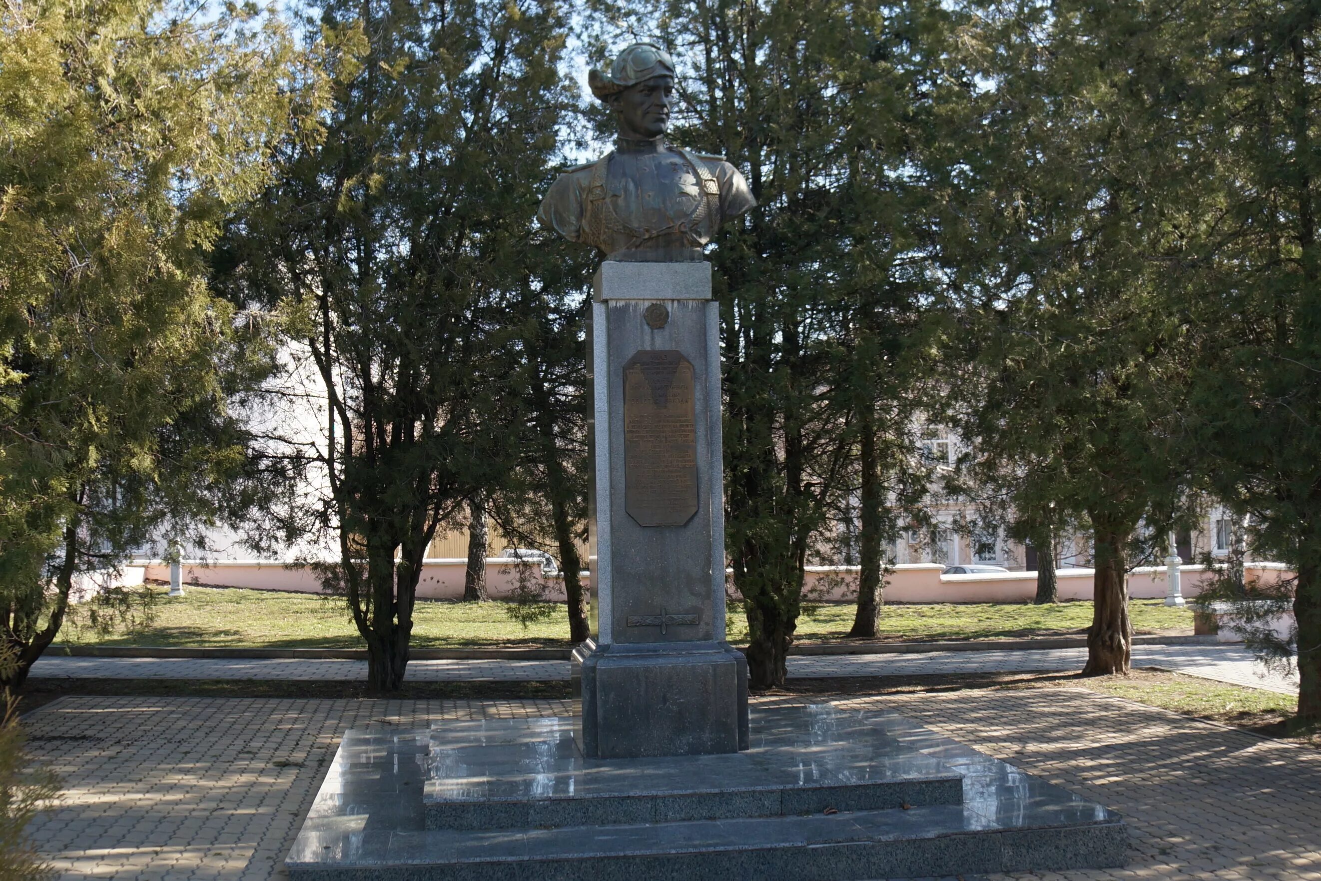 Аксай ростовская. Памятник Гулаеву в Аксае. Аллея героев Аксай. Бюст н.д. Гулаева Аксай. Бюст Гулаева в Аксае.