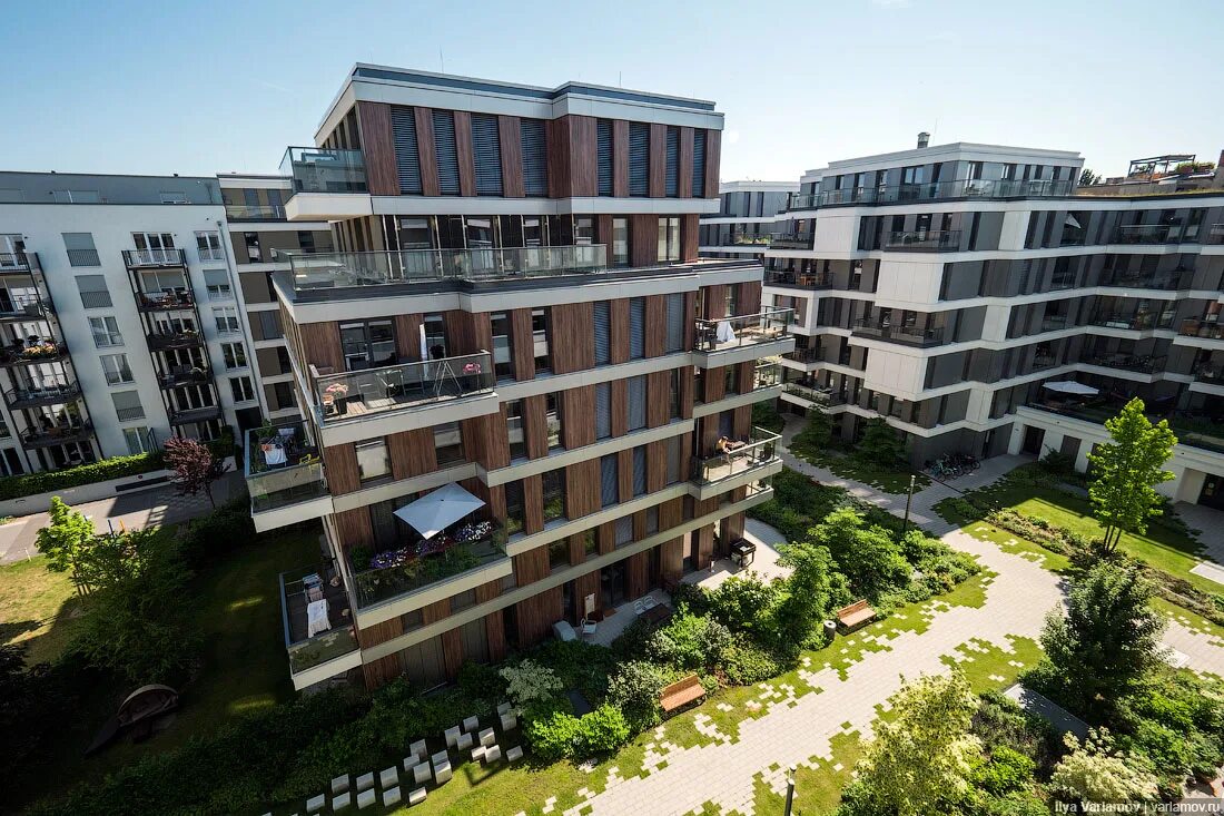 Новостройки германии берлин. Берлин двор жилого района. Элитный жилой дом берлин. Современные жилые кварталы берлин. Жилой дом в берлине.