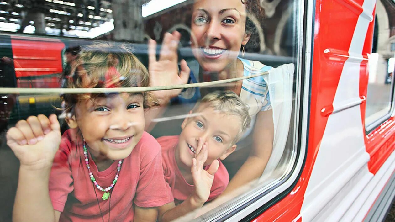 Ребенок едет на поезде с бабушкой. Поезда для детей. Путешествие с детьми на поезде. Счастливые дети в поезде. Дети в электричке.