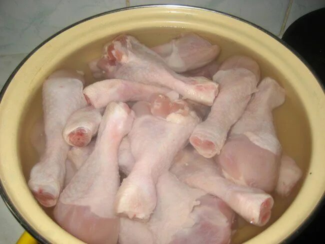 Можно ли давать куриные лапы собакам. Холодец из куриных голеней. вареные куриные головы. холодец из куриных ног.