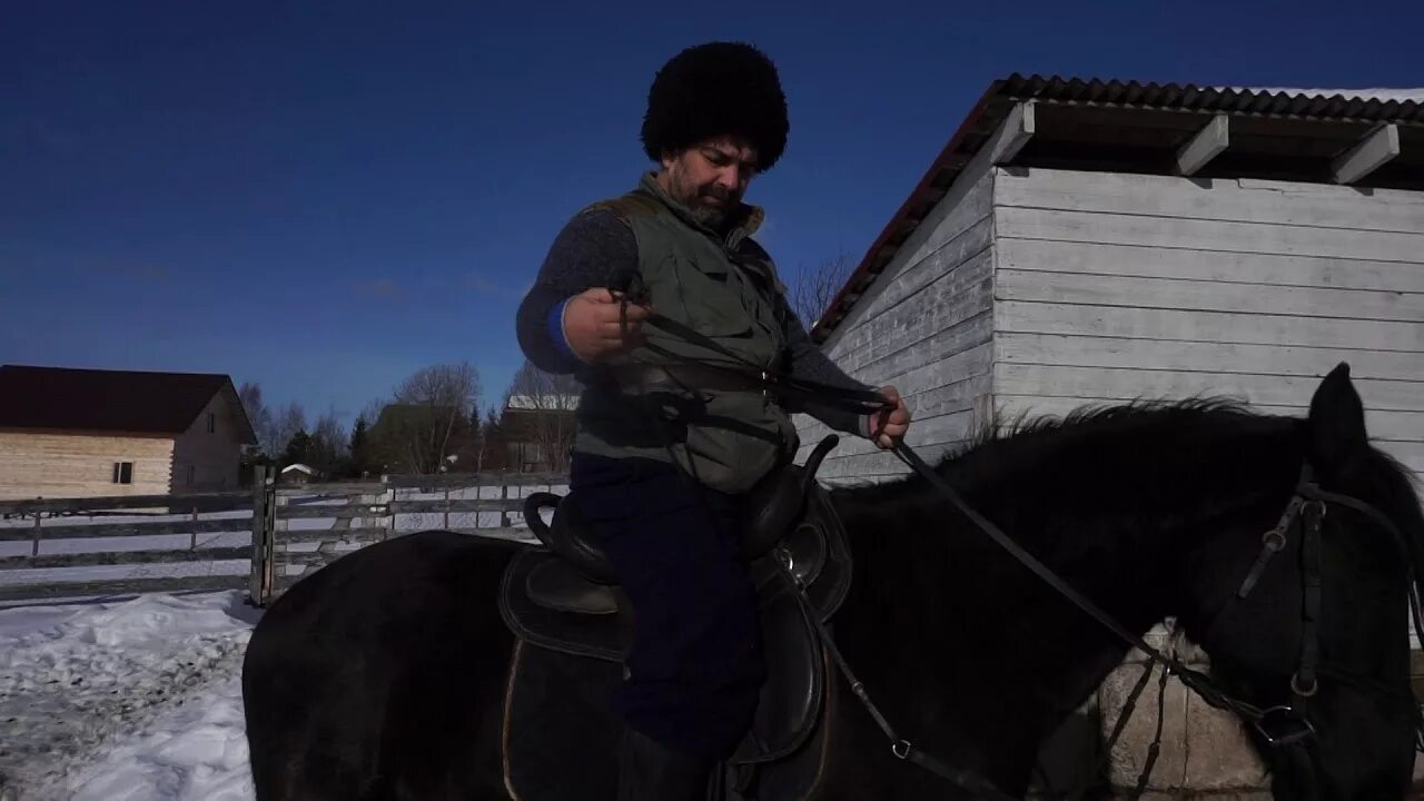 Седловка казачьего седла. Верховая езда казаки. Седло казачка. Казачья посадка в седле.