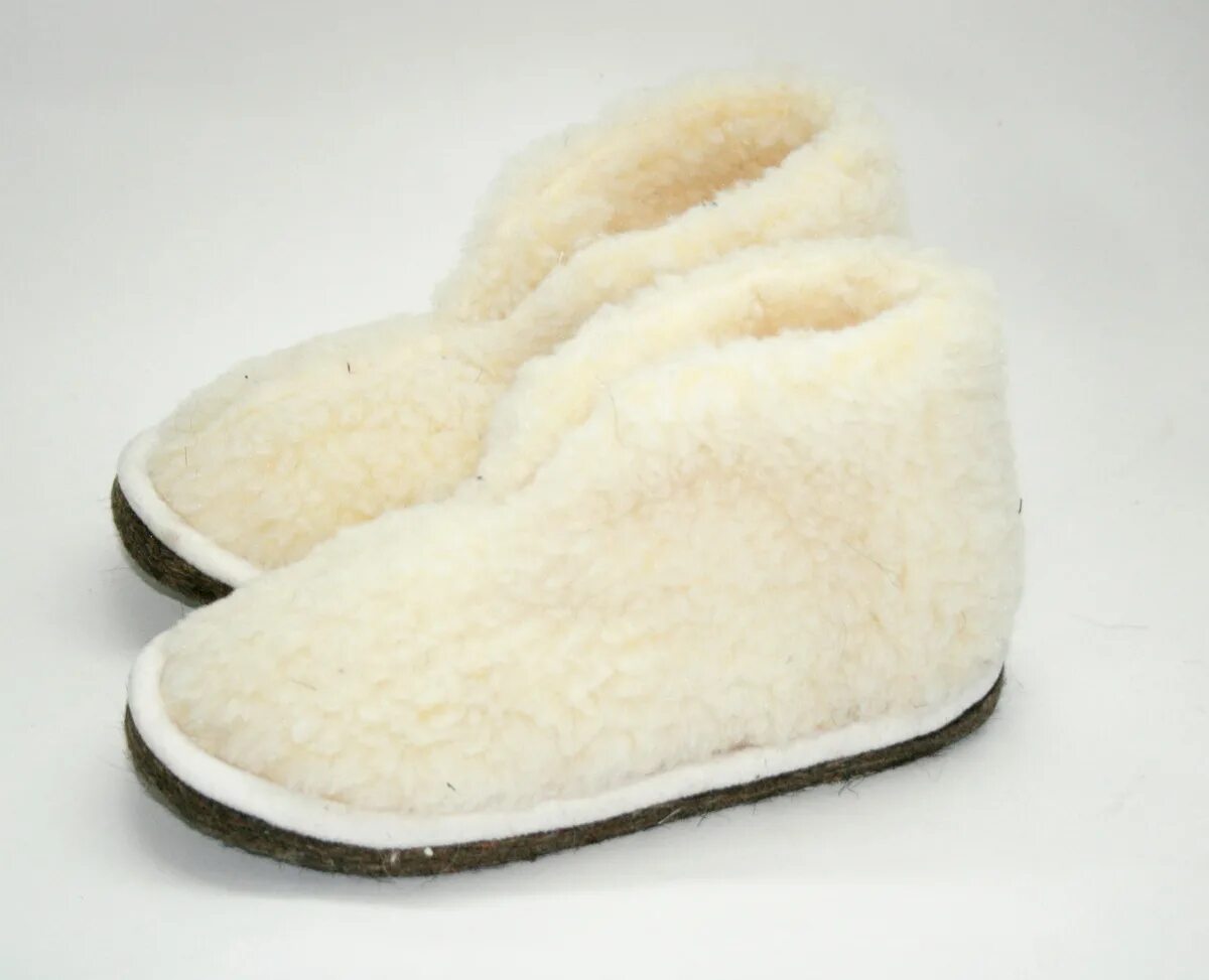 Бабуши kotikof чуни. Меховые тапочки из овчины. Чуни на вайлдберриз. Тапочки бабуши из овечьей шерсти. Бабуши с опушкой из овчины.