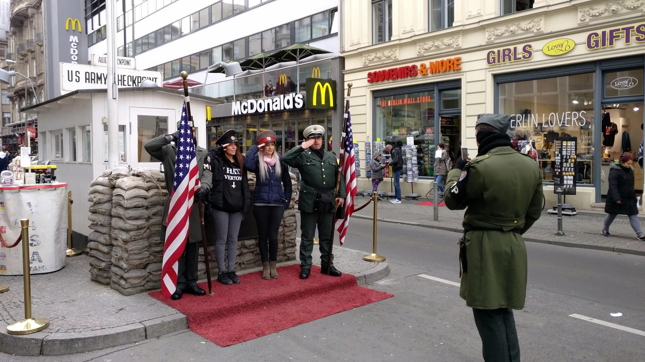 Чекпойнт Чарли в Берлине. Контрольно-пропускной пункт Чарли в Берлине. КПП чекпойнт Чарли. КПП Чарли в Берлине.