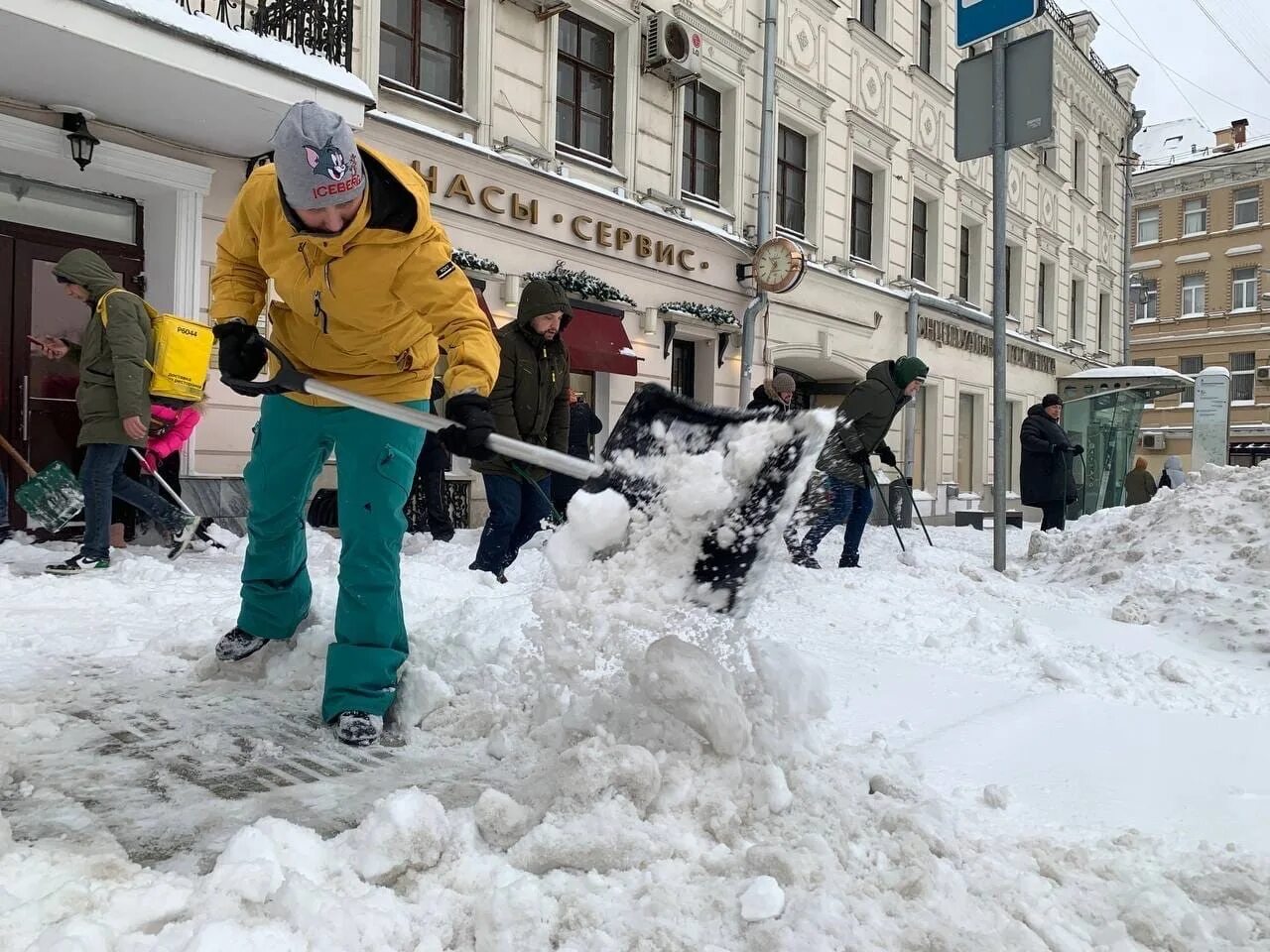 Сильный снегопад будет сегодня. Снегопад в Москве. Снег. Снегопад в Москве сейчас. Сугробы в Москве.