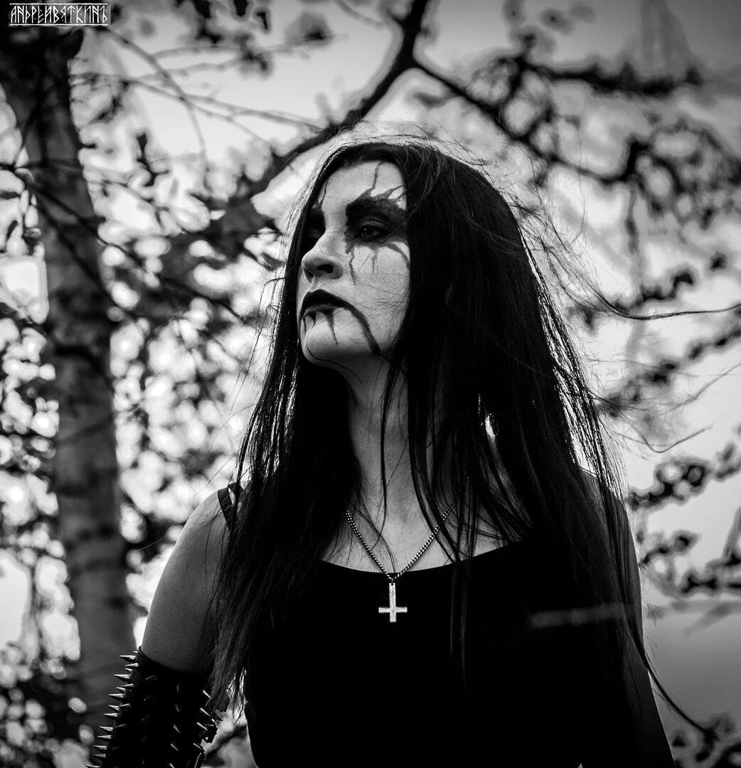 Готические девушки. Мрачная девушка. Готическая девушка с розой. Готы с короткими волосами. Девушки готы красивые.