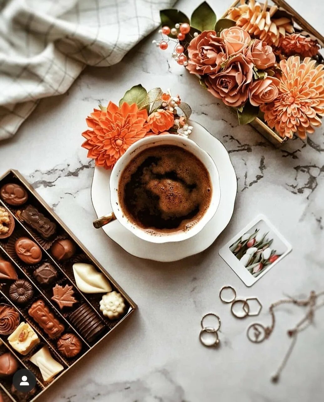 конфеты с чаем. доброе утро кофе и конфеты. кофе и десерт. красивый завтрак с кофе. кофе с конфетами.