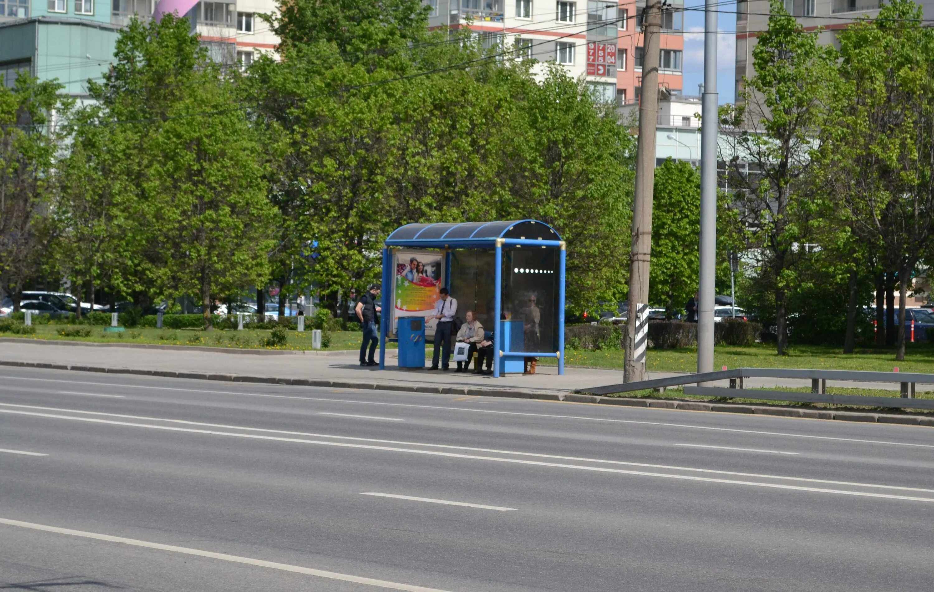 Остановиться вблизи. Автобусная остановка. Остановка в России. Российская остановка. Автобусные остановки около ТЦ.