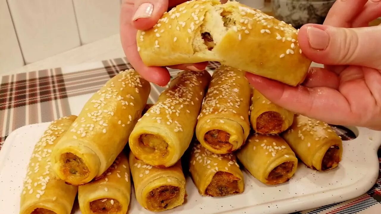 Трубочки с начинкой в духовке. Трубочки с начинкой. Трубочки из лаваша в духовке. Вафельные трубочки с начинкой. Пирожки вэрзэре.