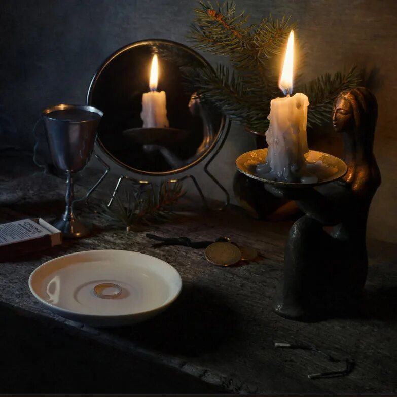 Свеча отражается в зеркале. Красивые магические свечи. Натюрморт со свечой. Ритуалы со свечами. Свечи для обряда.