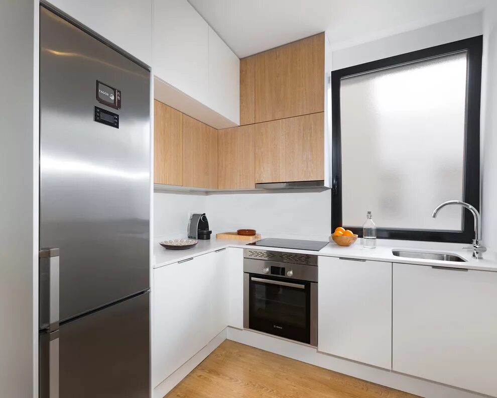Камера 6 кв метров. Холодильник на кухне. Кухня с отдельностоящим холодильником. Маленькие современные кухни с холодильником. Отдельностоящий холодильник в интерьере.