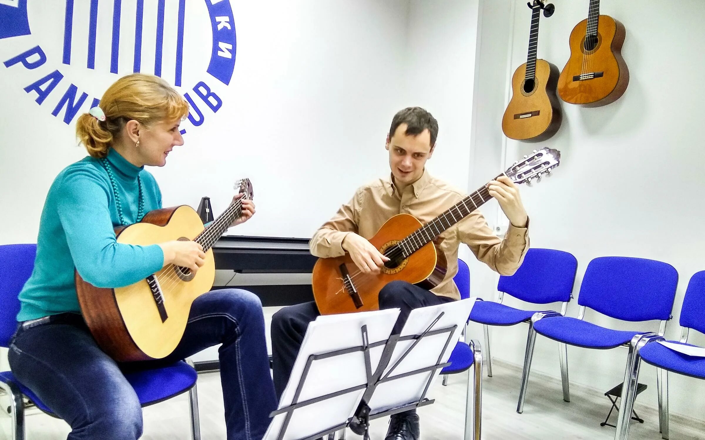 Курсы игры на гитаре в москве. Гитара репетитор. преподаватель по гитаре. преподаватель гитары москва. репетитор по электрогитаре москва.