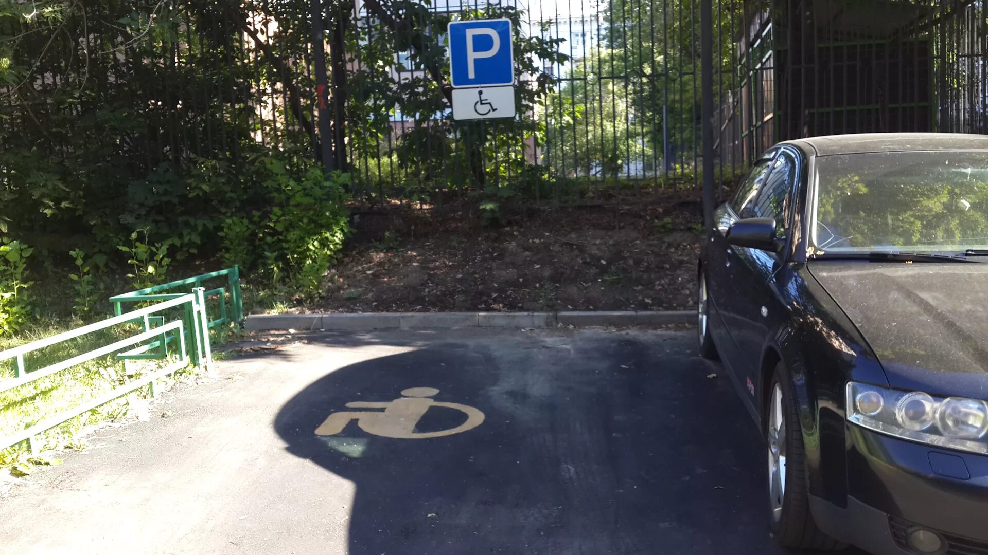 Машиноместо инвалидам. Стоянка для инвалидов. Парковочное место для инвалидов. Знак парковка для инвалидов. Место парковки инвалида во дворе.