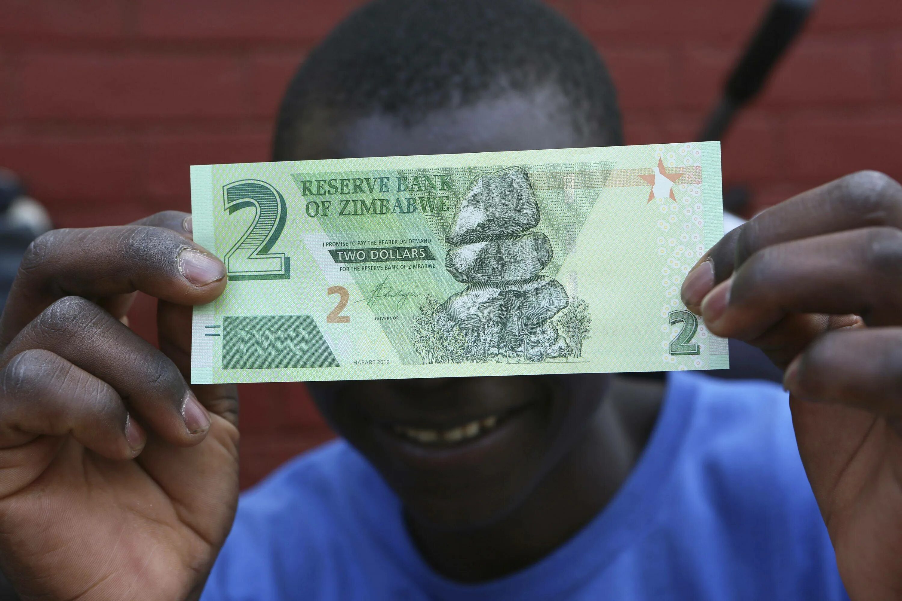 Купюры большого номинала. Гиперинфляция Зимбабве 2008г. Валюта Зимбабве. Зимбабве доллар гиперинфляция. Инфляция в Зимбабве 2008.
