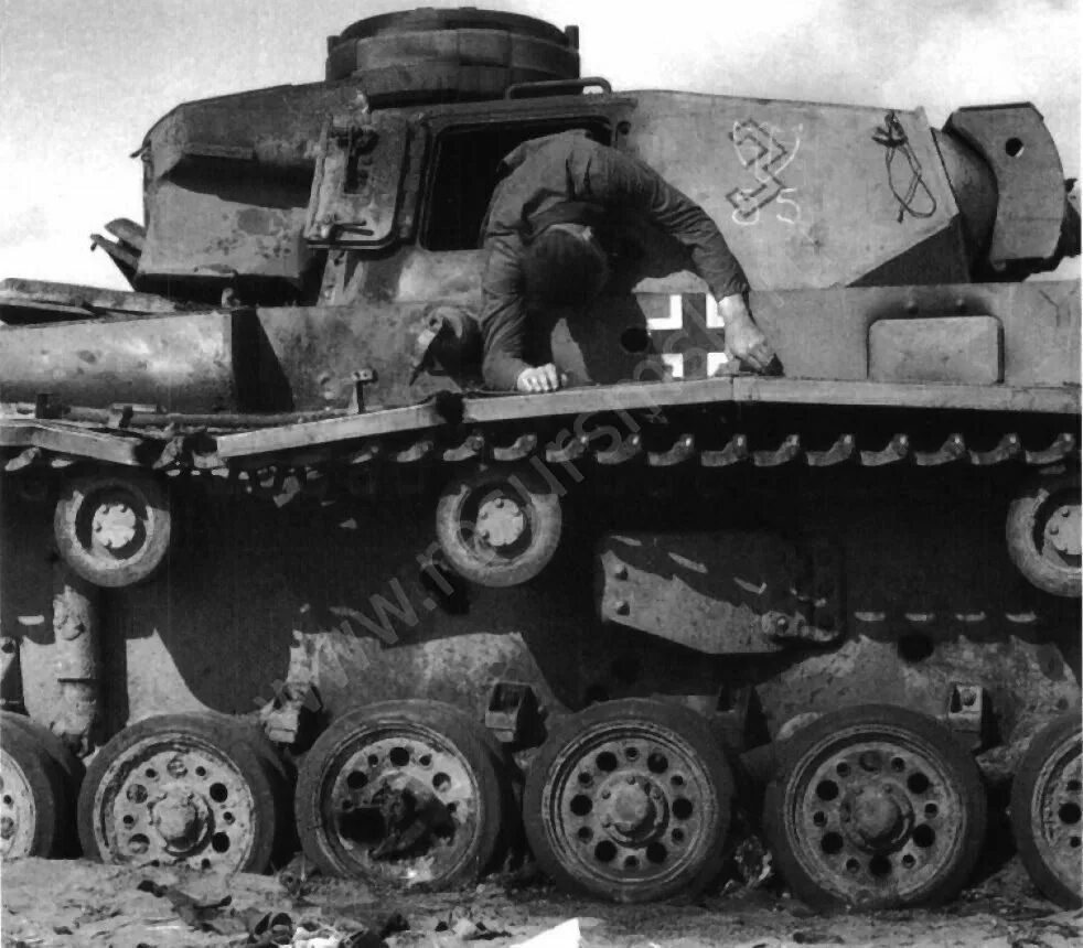 Подбитые немецкие танки 1941. Подбитые немецкие танки 2 мировой войны. Подбитый немецкий танк т-4. Подбитый немецкий танк pz2. Видео немецких танков