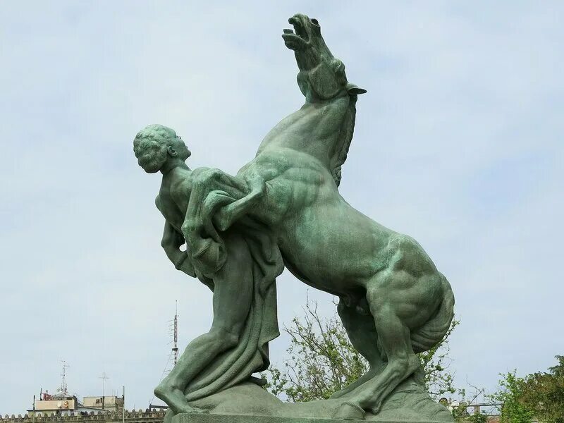 Странные скульптуры. Памятник с конями в Белграде. Белград статуи с конями. Конные скульптуры России. Если б я имел коня это был