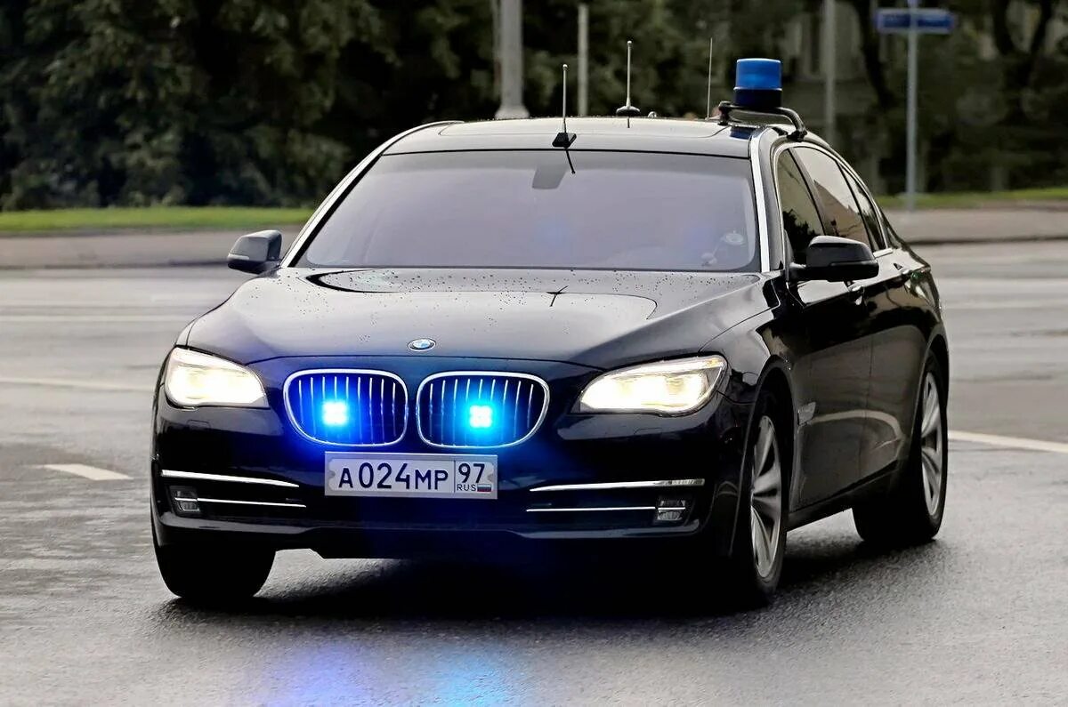 Гуф иномарка с мигалками поворачивает в арку. BMW 7 ФСО. BMW f10 ФСО. Амр97 БМВ 7. BMW 760 АМР.