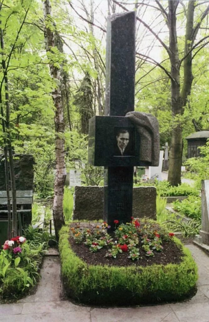 Новодевичье кладбище шукшин. Шукшин новодевичье кладбище. Шукшин новодевичье кладбище. Могила василия шукшина. Шукшин новодевичье кладбище.