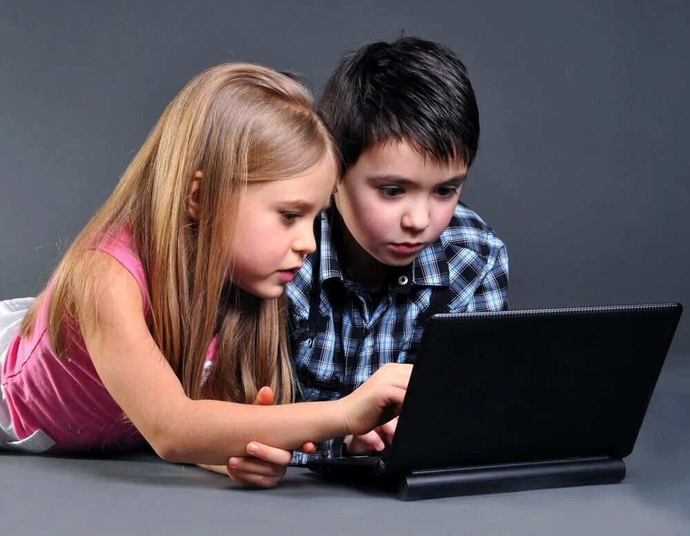 детям об интернете. общение детей через социальную сеть. инфографика иллюстрации. виртуальное общение дети. гаджеты для компьютера.