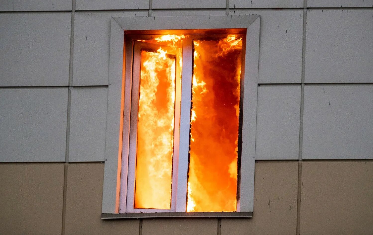 Пожар в окне. Огонь в окне. Огонь из окна. Горящее окно. Сгоревшее окно