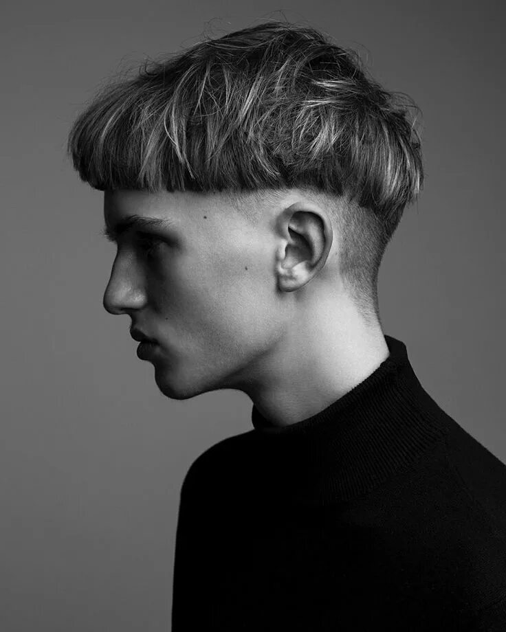 Прическа bowl cut мужская. Стрижка горшок женская. Стриженные под горшок. Моргенштерн прическа горшок. Стрижка под горшок мужская.