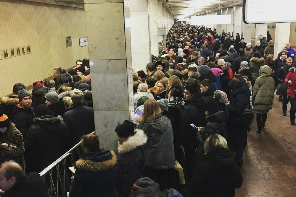 Что сегодня произошло в московском метро. Станция метро Выхино давка. Метро Выхино час пик. Станция метро Выхино час пик. Давка в метро.