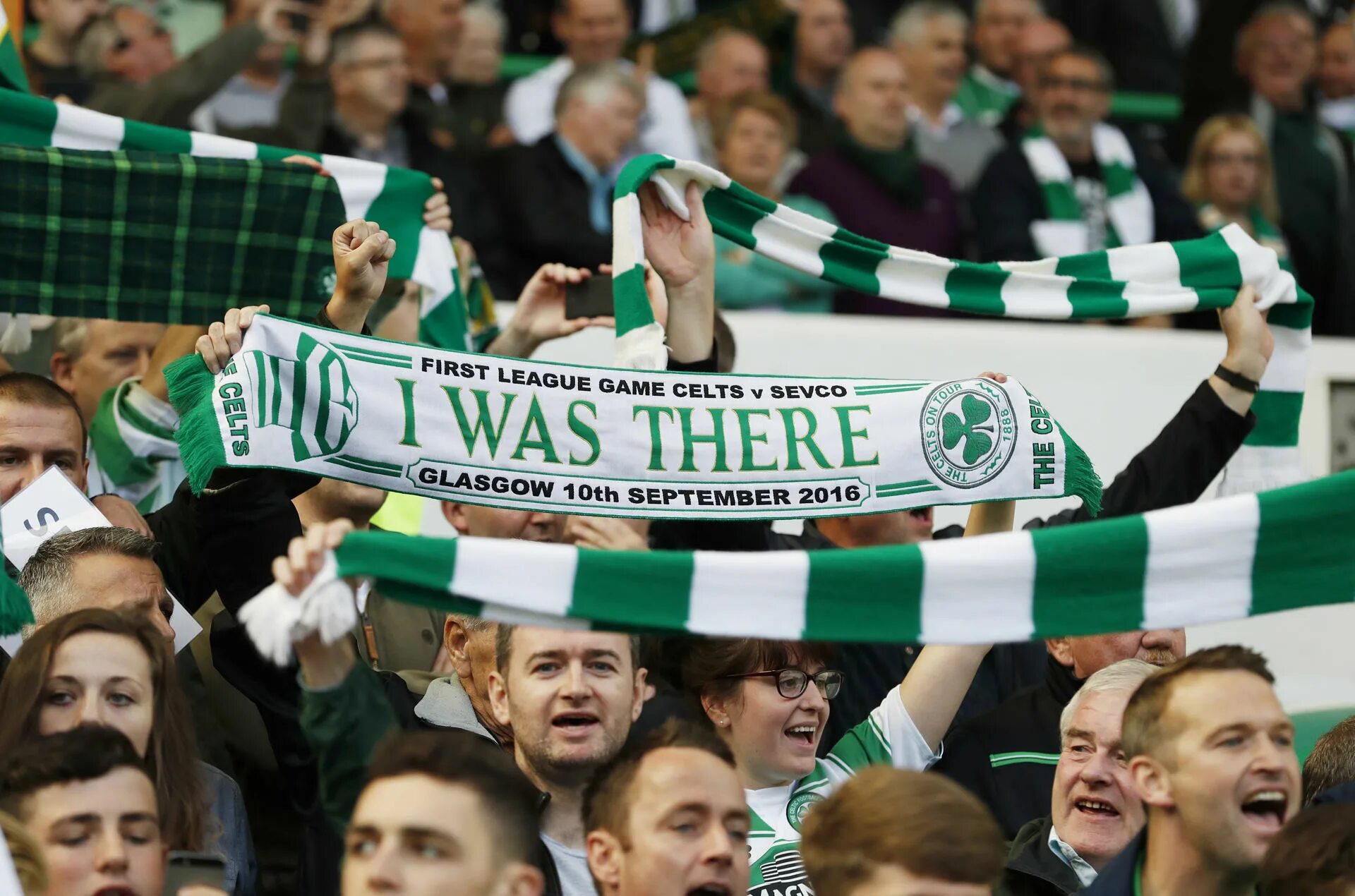 Open fans. Фанаты ФК Селтик. Celtic Fans. Шарф Селтик. Хиберниан фанат.