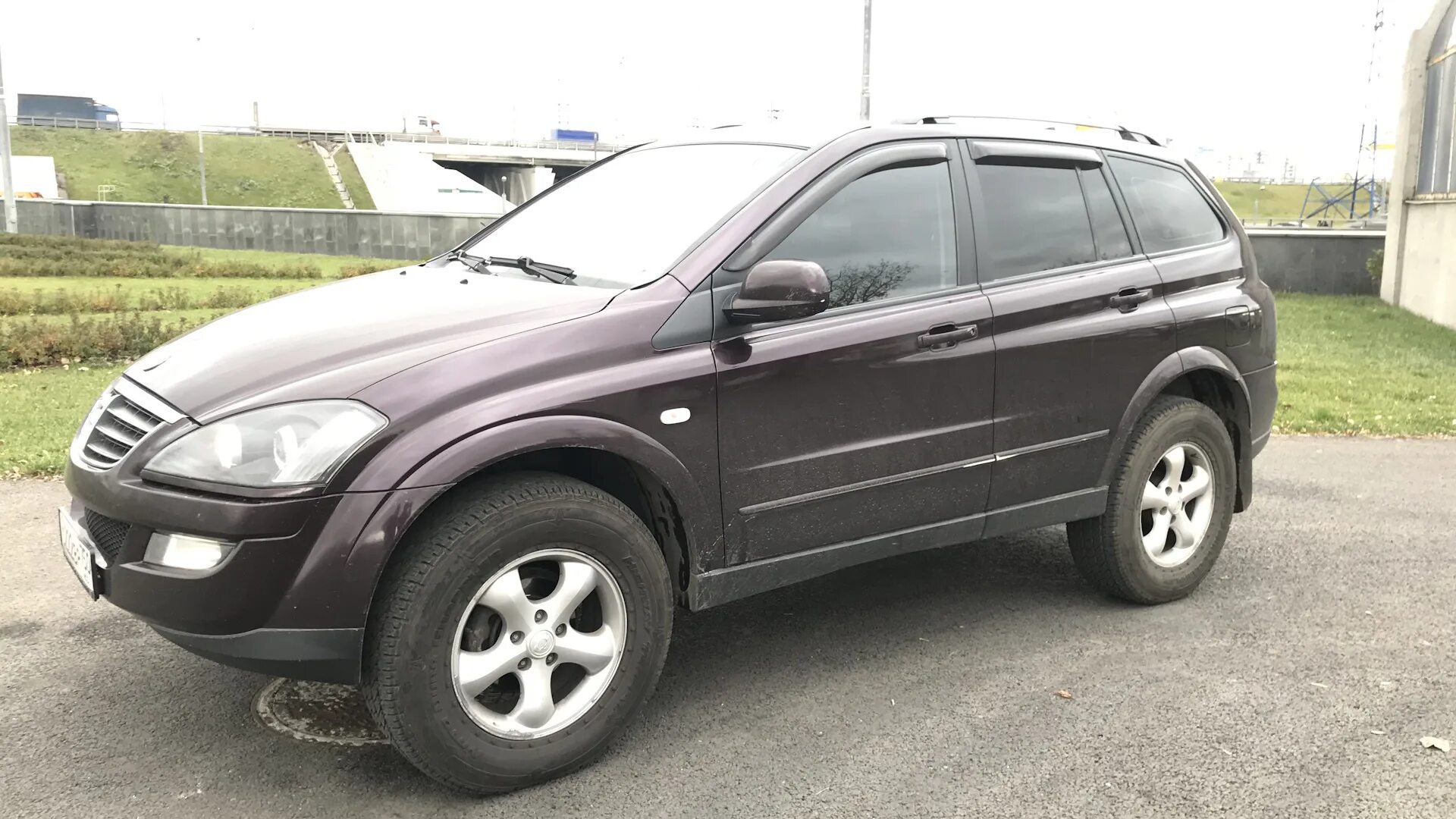 Саньенг кайрон дизель цена. SSANGYONG Kyron 5-Speed. SSANGYONG Kyron вишнёвая. Ренсон саньен. SSANGYONG Kyron вишнёвого цвета 2010 года фото.