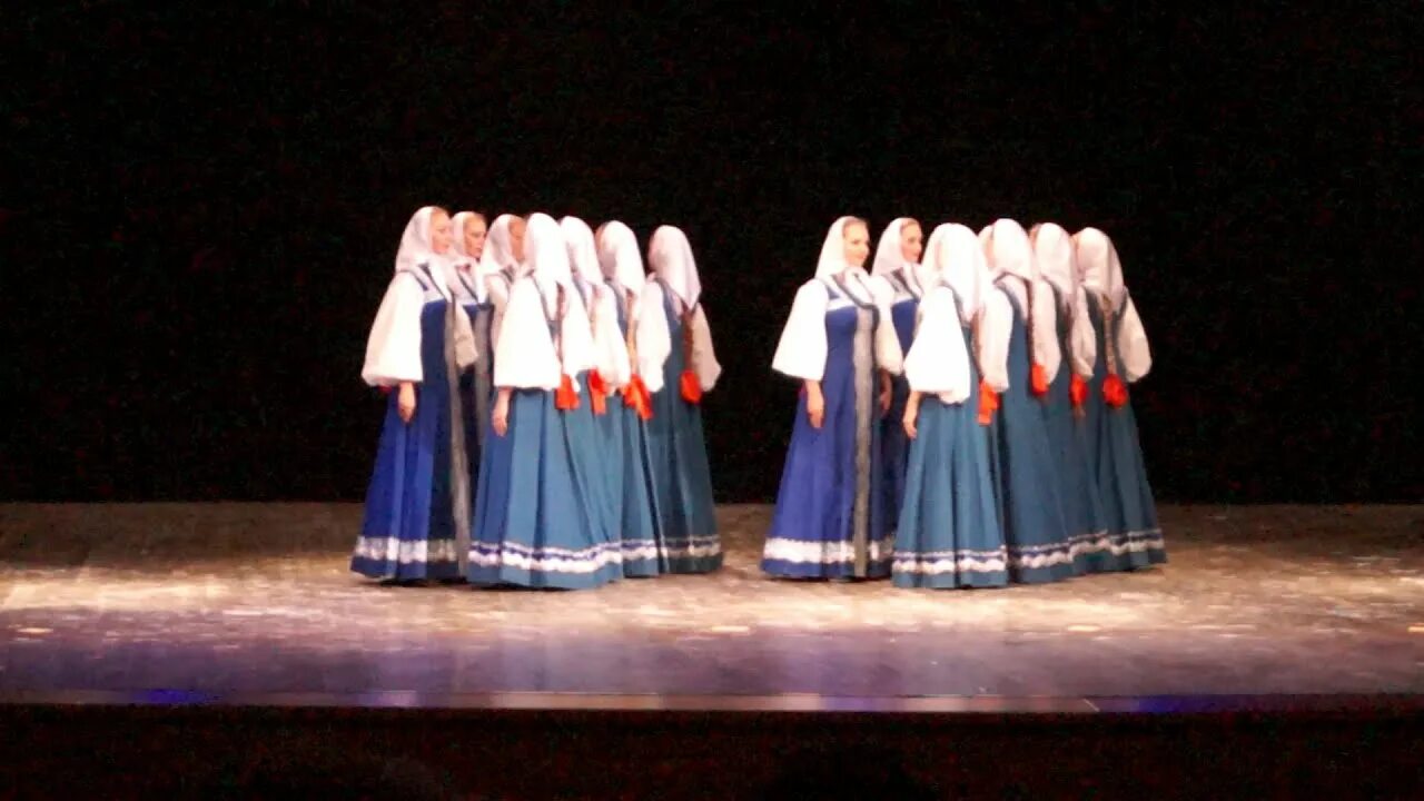 Берёзка танцевальный ансамбль. Ансамбль березка хоровод березка. Ансамбль "берёзка" танец " прялица". Хоровод цепочка ансамбль березка. Костюмы ансамбля березка.