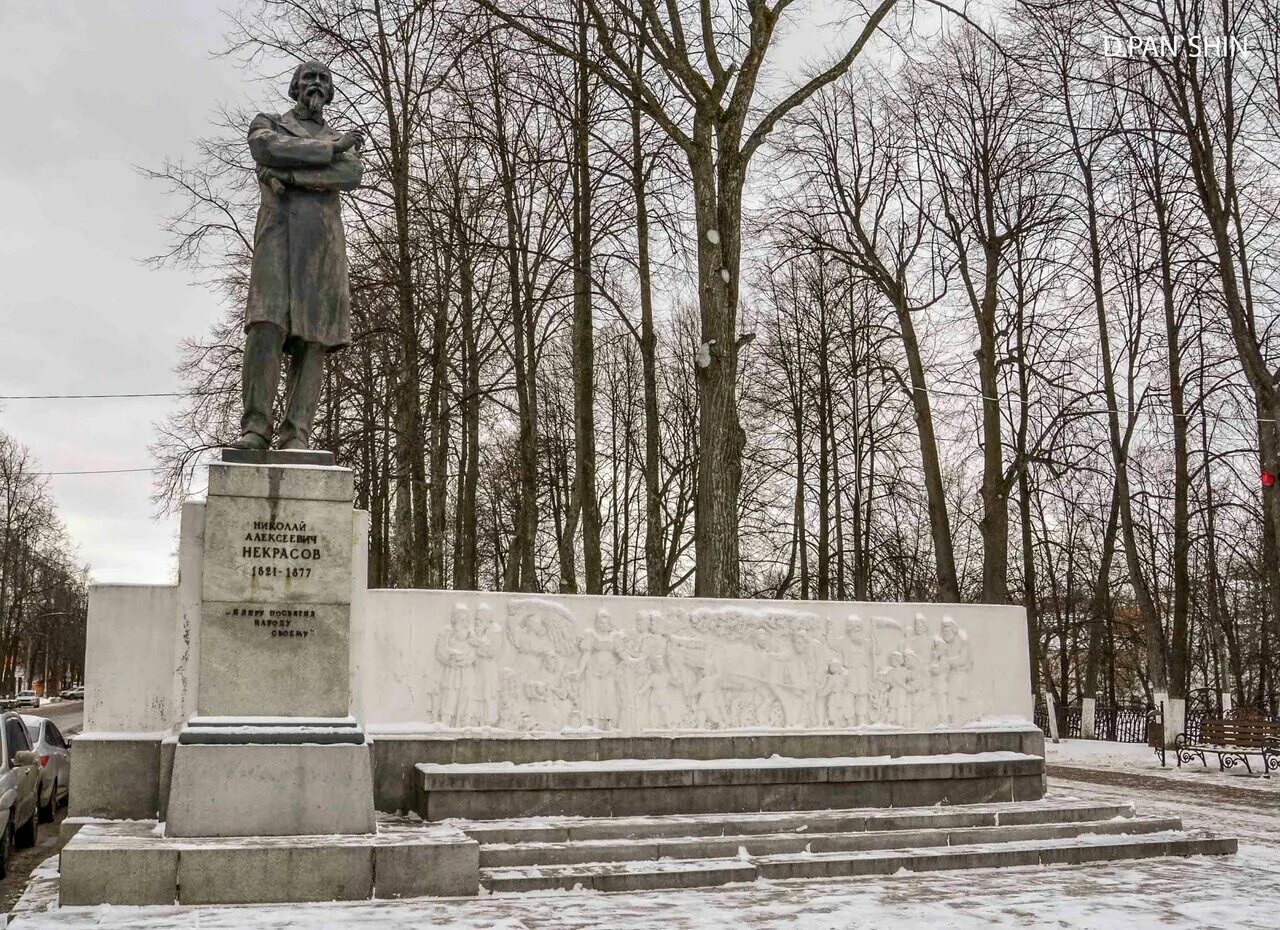 Улицы ярославля названные в честь. Памятник н а Некрасову в Ярославле. Памятник Некрасова Ярославль. Памятник Николаю Некрасову.