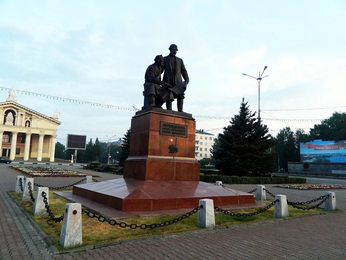 Ниж тагил. Памятник Черепановым Нижний Тагил. Черепановы памятник в Нижнем Тагиле. Памятник Черепанова Нижний Тагил. Памятник Черепановым в Нижнем Тагиле картинки.