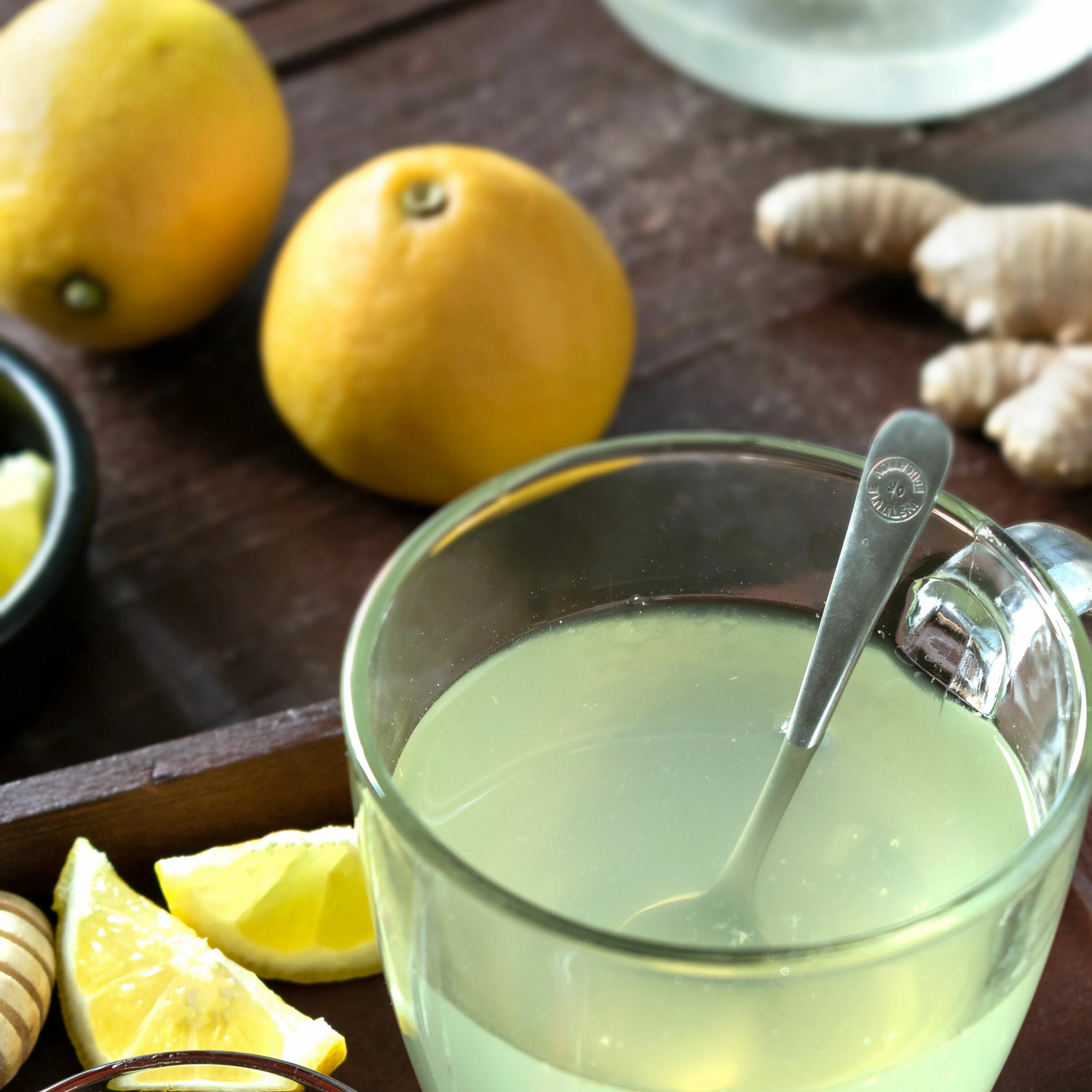 Имбирь с лимоном и медом от простуды. Лемон Джинджер. Хани Джинджер Лемон ти. Чай с лимоном и имбирем. Лимонный чай.