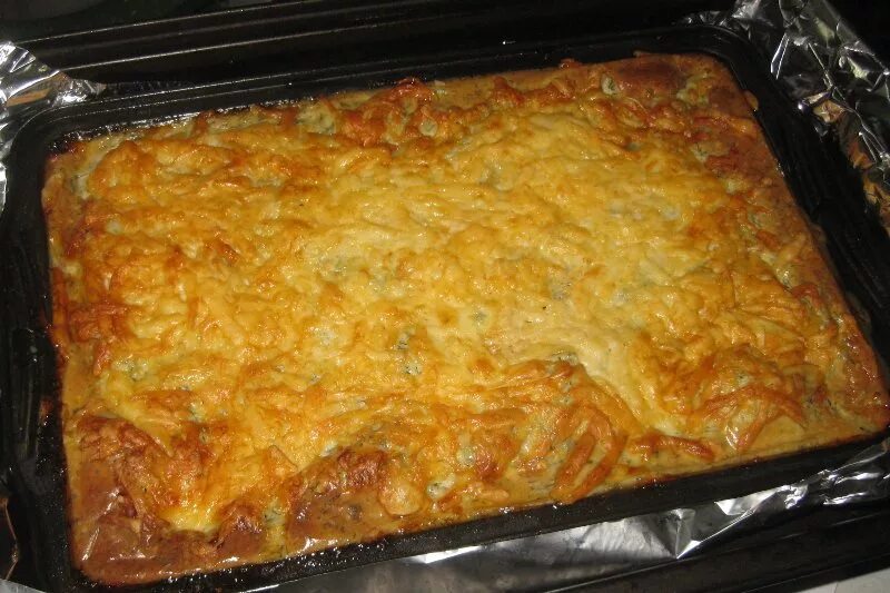 Запеканки духовке фото. Запеканка домашняя в духовке. Мясная запеканка в духовке с картошкой. Запеканка картофельная с мясом и сыром. Запеканка с фаршем противень.