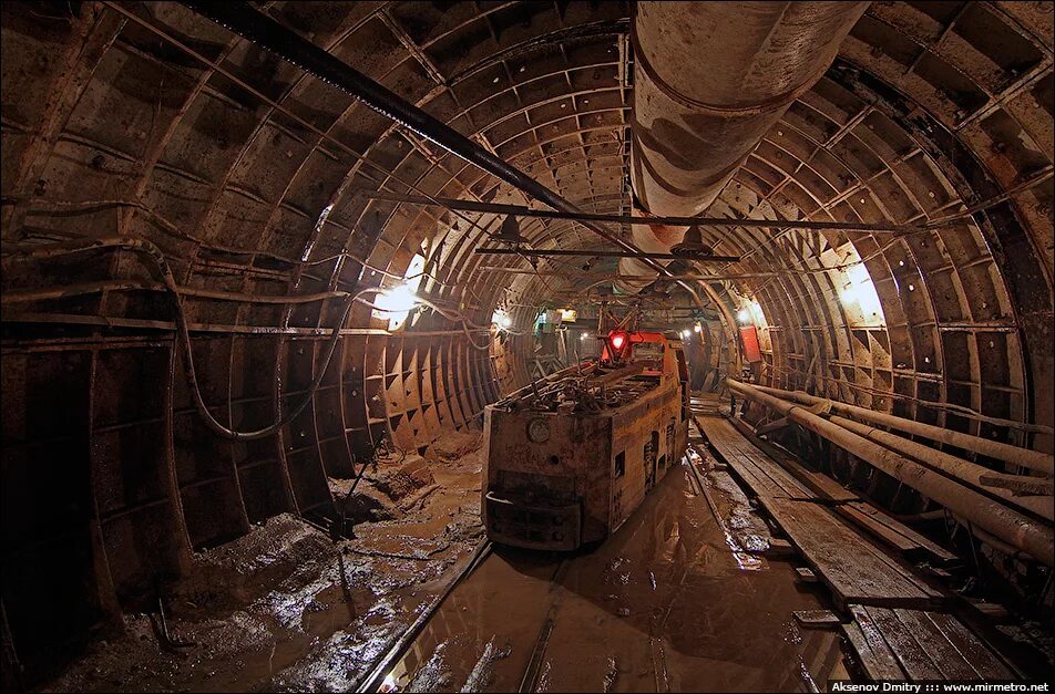 Проходка вертикального ствола шахты. Руддвор шахты это. Ствол шахты метрополитена. Стройка шахты. Тюбинг шахтный уралкалий.