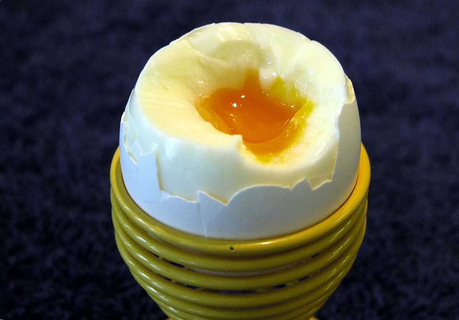 Яйца всмятку. Яйцо в мешочек. Вареные яйца в смятку. Вареное яйцо в мешочек. Как варить в мешочек