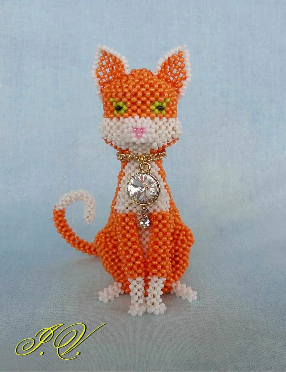 Плетение бисером котиков. Котик из бисера. котенок из бисера. кот из бисера объемный. плетение бисером кошка.