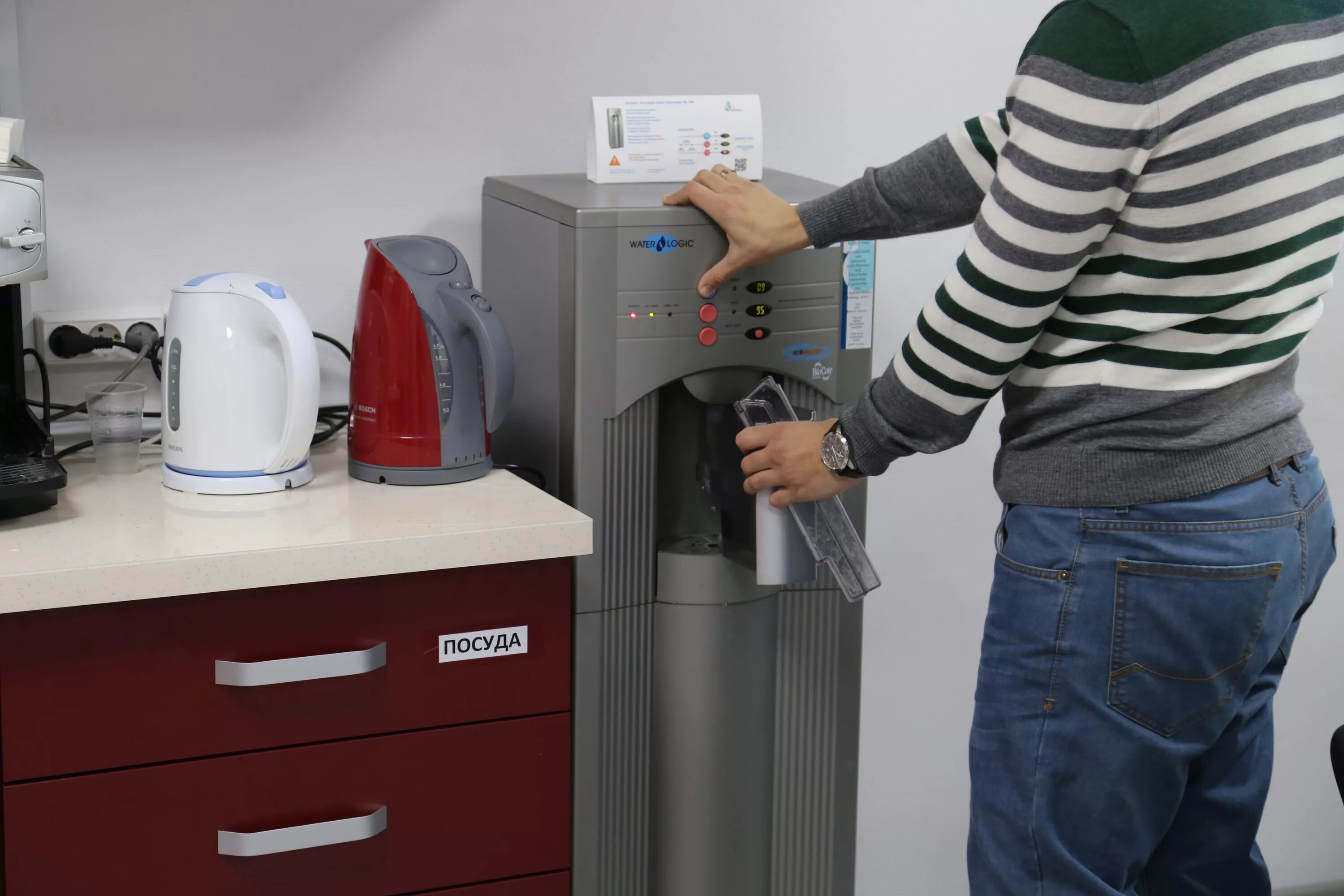 Кулер в офис. Напольный кулер в интерьере. Кулер в офисе. Кулер экотроник h1-le white silver. Настольный кулер ecotronic h2-tn белый.