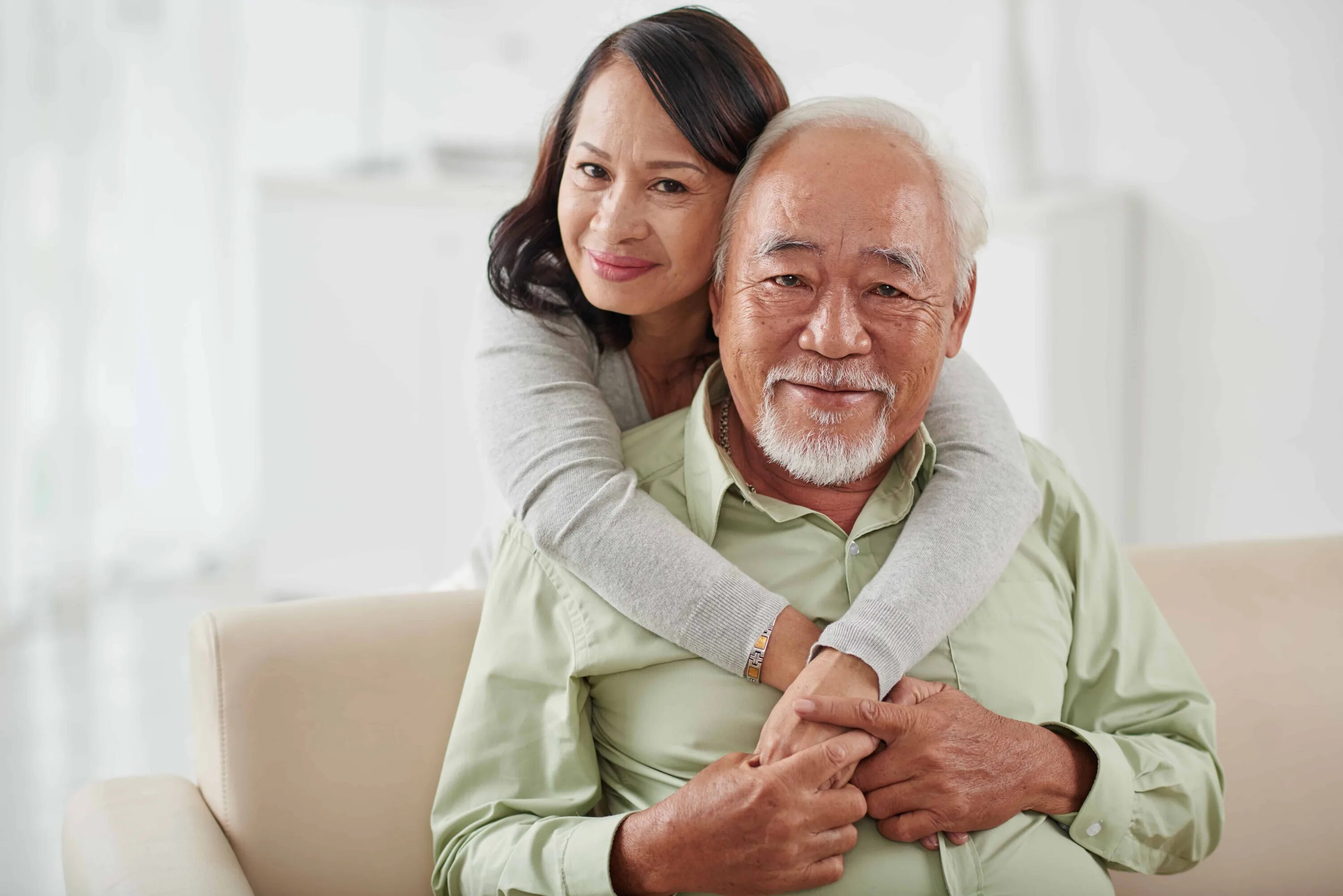 Japanese old man. Пожилые японцы. Азия молодые с старыми. Объятия в испании. Старики азиаты пара на качалках.