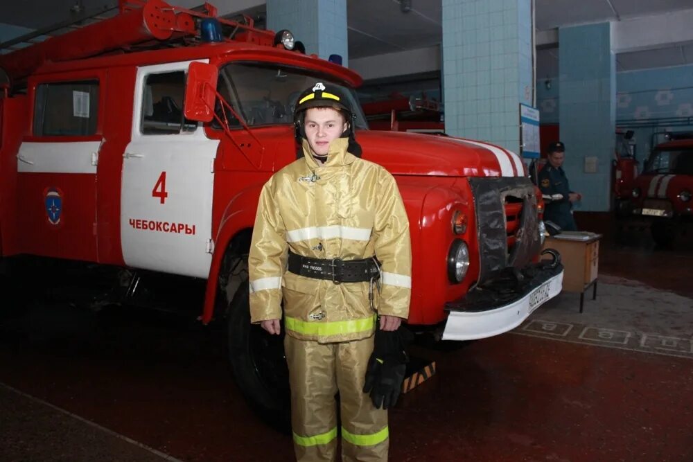 Пожарный после 9. Российские пожарные. Профессия пожарный. Профессия пожарник. Профессия пожарная часть.
