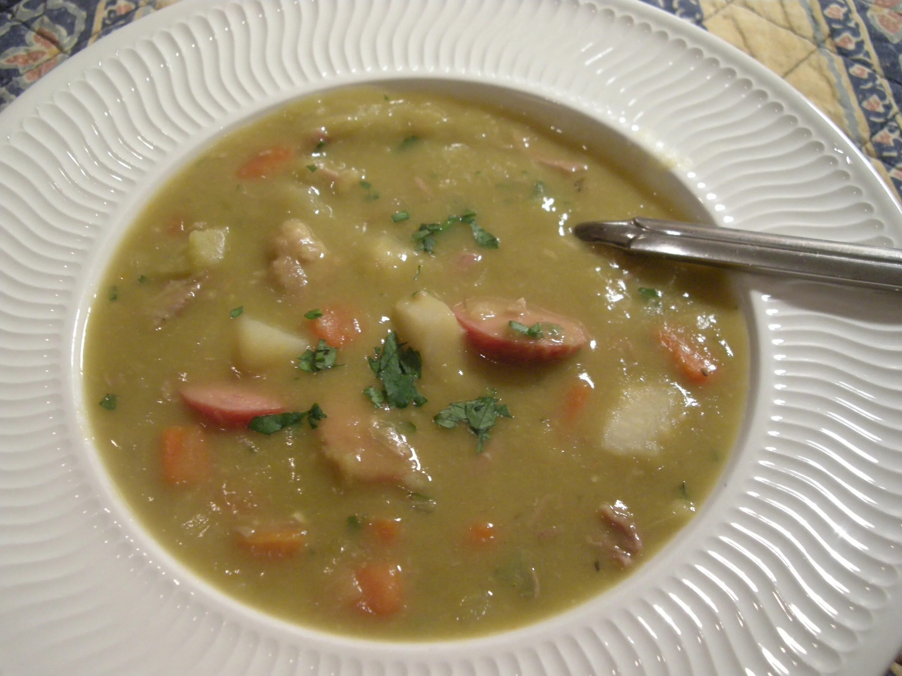 Суп гороховый. Гороховый суп разваристый. Калорийность горохового супа на курином бульоне. Снерт суп.